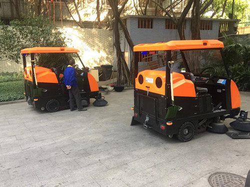 物業(yè)辦公區(qū)再次選擇御衛(wèi)仕掃地車(chē)