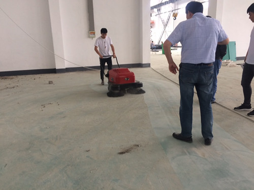 無(wú)錫某酒店選擇御衛(wèi)仕手推式掃地車DS905