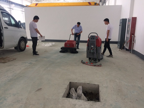 無(wú)錫某酒店選擇御衛(wèi)仕手推式掃地車DS905